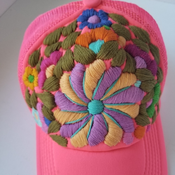Embroidered hat - Picture 2 of 9